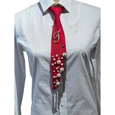 Оптовая бумага T Pearl Brooch Necktie ручная изготовление False Pearl Alphabet Pin с железной цепью Tassel Декоративный полиэстерный галстук для женщин (красный)