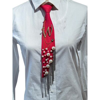 Оптовая бумага W Pearl Brooch Necktie ручной изготовления False Pearl Alphabet Pin с железной цепью Tassel Декоративный полиэстерный галстук для женщин (красный)